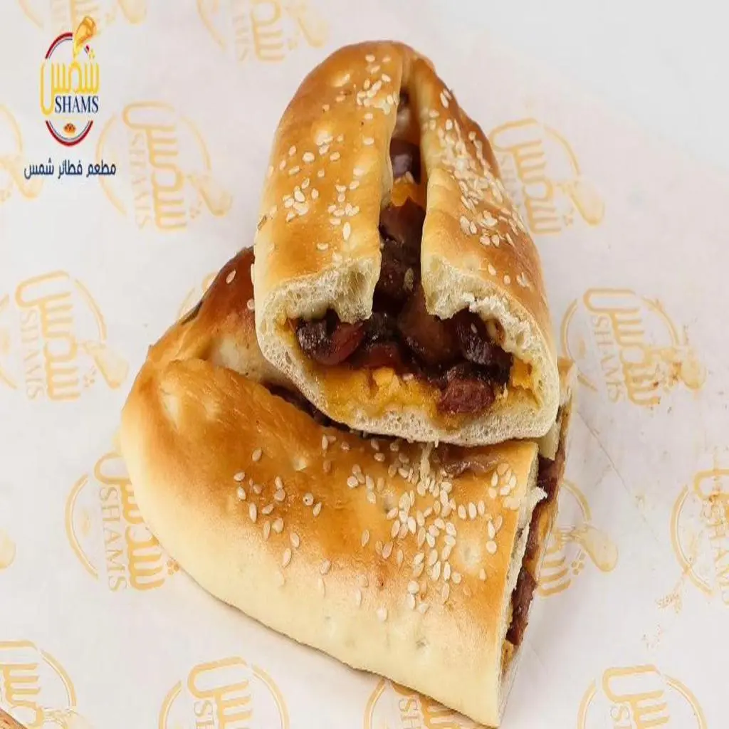 فطيرة نقانق جبن